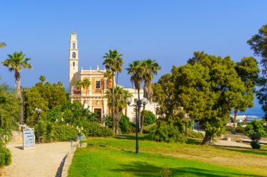 Tel Aviv, İsrail - 26 Mayıs 2022: Şu anda İsrail 'in Tel-Aviv-Yafo kentinin bir parçası olan Eski Jaffa' daki Aziz Peter Kilisesi manzarası