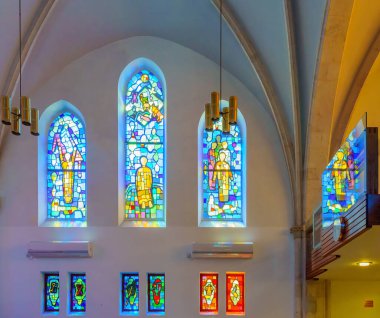 Tel-Aviv, İsrail - 26 Mayıs 2022: Şu anda İsrail 'in Tel-Aviv-Yafo kentinin bir parçası olan Jaffa' daki Immanuel Kilisesi 'nin içi vitray pencerelerle çevrili