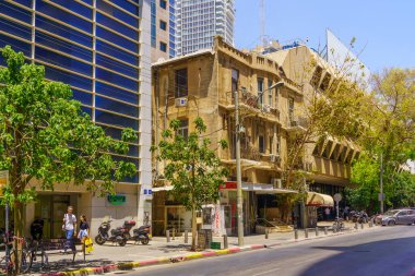 Tel Aviv, İsrail - 26 Mayıs 2022: Yehuda ha-Levi Caddesi manzarası, Tel-Aviv, İsrail 'deki çeşitli binalar, yerliler ve ziyaretçiler