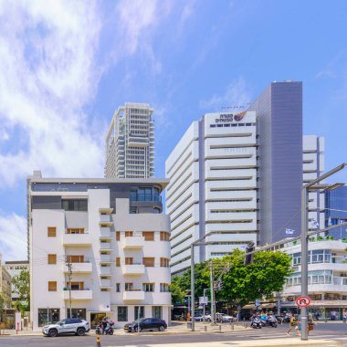 Tel Aviv, İsrail - 26 Mayıs 2022: Yehuda ha-Levi Caddesi manzarası, Tel-Aviv, İsrail 'deki çeşitli binalar, yerliler ve ziyaretçiler
