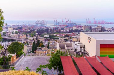 Hayfa, İsrail - 28 Mayıs 2022: El Halisa Mahallesi, Hayfa, Kuzey İsrail 'den şehir merkezi ve limanın gün batımı manzarası