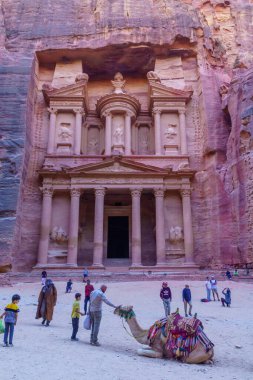 Petra, Ürdün - 22 Ekim 2021: Ürdün 'ün güneyindeki Petra kentinde develer ve ziyaretçilerle birlikte Hazine (Hazine) manzarası
