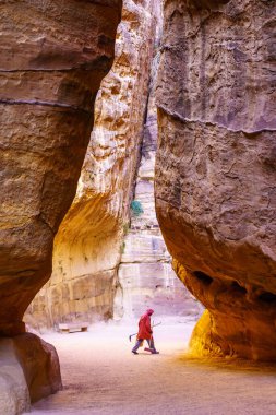 Petra, Ürdün - 23 Ekim 2021: Güney Ürdün 'de yerel bir işçiyle birlikte antik Nabatean şehri Petra' ya açılan Siq Kanyonu manzarası