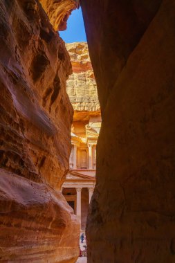 Petra, Ürdün - 23 Ekim 2021: Güney Ürdün 'ün Petra kentindeki antik Nabatea kentindeki ziyaretçilerle birlikte Hazine (El-Khazneh) manzarası