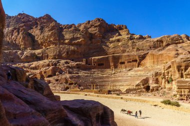 Petra, Ürdün - 23 Ekim 2021: Ürdün 'ün güneyindeki Petra antik Nabatean şehrinde ziyaretçilerle birlikte tiyatronun manzarası