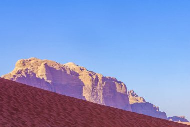 Wadi Rum 'daki kum tepesi ve kumtaşı uçurumlarının manzarası, Güney Jordan' daki çöl parkı.
