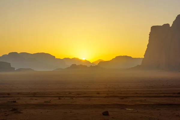南ヨルダンの砂漠公園ワディ ラムの砂と砂岩の崖の日の出ビュー — ストック写真