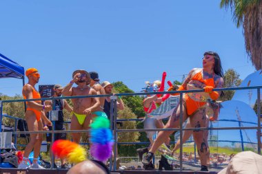 Tel Aviv, İsrail - 10 Haziran 2022: Kamyondaki dansçılar LGBTQ + topluluğunun yıllık Onur Yürüyüşü 'nde kalabalığı eğlendirdiler. Tel-Aviv, İsrail