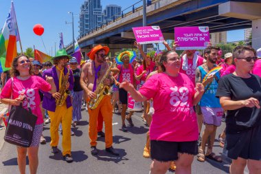 Tel Aviv, İsrail - 10 Haziran 2022: İnsanlar LGBTQ + topluluğunun yıllık Onur Yürüyüşü 'nde müzik ve yürüyüş yapıyorlar. Tel-Aviv, İsrail