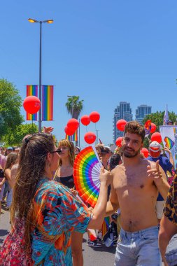 Tel Aviv, İsrail - 10 Haziran 2022: Çeşitli insanlar LGBTQ + topluluğunun yıllık Onur Yürüyüşü 'ne katıldılar. Tel-Aviv, İsrail