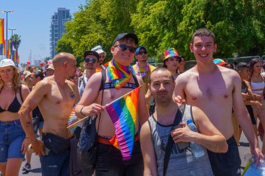 Tel Aviv, İsrail - 10 Haziran 2022: LGBTQ + topluluğunun yıllık Onur Yürüyüşü 'ne katılanlar grubu. Tel-Aviv, İsrail
