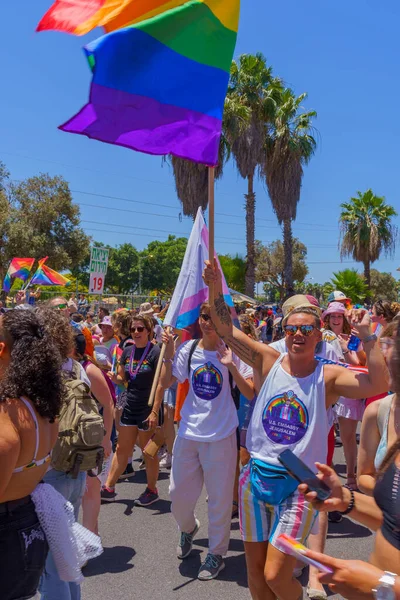Tel Aviv, İsrail - 10 Haziran 2022: LGBTQ + topluluğunun yıllık Onur Yürüyüşü 'nde kalabalık yürüyüş yaptı. Tel-Aviv, İsrail