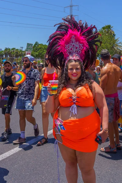 Tel Aviv, İsrail - 10 Haziran 2022: Çeşitli insanlar LGBTQ + topluluğunun yıllık Onur Yürüyüşü 'ne katıldılar. Tel-Aviv, İsrail