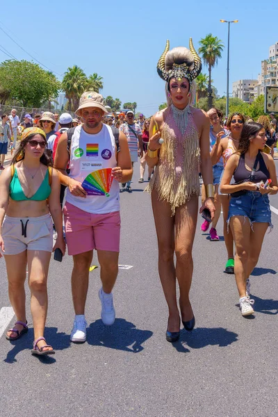 Tel Aviv, İsrail - 10 Haziran 2022: Çeşitli insanlar LGBTQ + topluluğunun yıllık Onur Yürüyüşü 'ne katıldılar. Tel-Aviv, İsrail