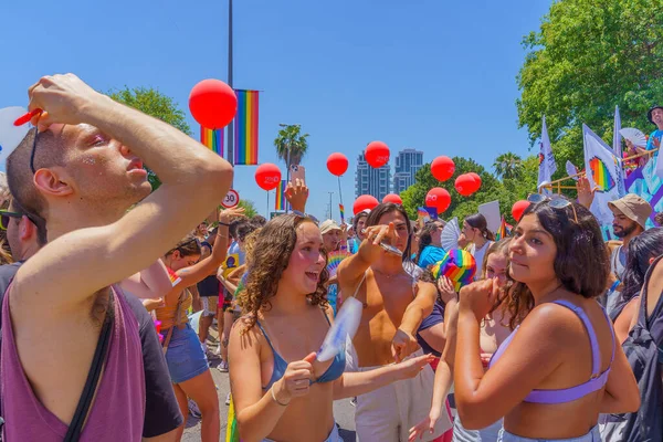 イスラエル テルアビブ2022年6月10日 Lgbtq コミュニティの毎年恒例のプライドパレードに様々な人々が踊り 参加します イスラエルのテルアビブ — ストック写真