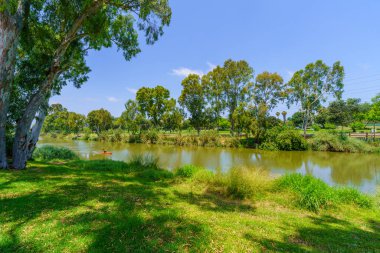 Tel Aviv, İsrail - 17 Haziran 2022 Yarkon Nehri, Yarkon Parkı, Tel-Aviv, İsrail