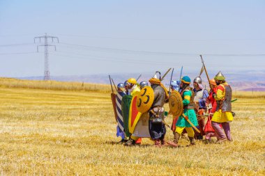 Lavi, İsrail - 01 Temmuz 2022: Hattin Boynuzları Savaşı 'nın yeniden canlandırılması (Ayyubid Sultan Selahaddin haçlıları yendi): Ayyubid ordusu yürüyüşü. Hattin Boynuzları, İsrail