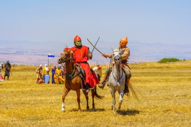 Lavi, İsrail - 01 Temmuz 2022: Hattin Boynuzları Savaşı 'nın yeniden canlandırılması (Ayyubid Sultan Selahaddin Haçlıları yendi): Atlı (süvari, şövalye) savaş. Hattin Boynuzları, İsrail