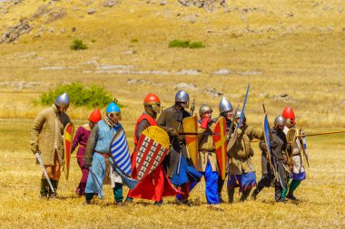 Lavi, İsrail - 01 Temmuz 2022: Hattin Boynuzları Savaşı 'nın yeniden canlandırılması (Ayyubid Sultan Selahaddin Haçlıları yendi): Haçlı ordusu. Hattin Boynuzları, İsrail