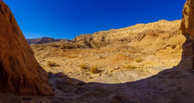 İsrail 'in güneyindeki Timna çöl parkındaki kaya oluşumları ve manzaranın panoramik görüntüsü