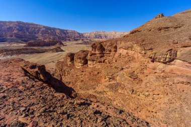 İsrail 'in güneyindeki Timna çöl parkındaki kaya oluşumları ve manzara