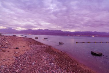 İsrail 'in güneyindeki Akabe Körfezi' nin kış gündoğumu manzarası.