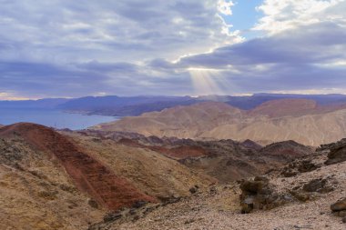 İsrail 'in güneyindeki Tzfahot Dağı' ndan Eilat Dağları, Sina Yarımadası (Mısır), Akabe Körfezi ve güneş ışınlarının kış manzarası