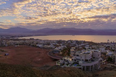 Eilat (güney İsrail), Akabe (Ürdün) ve Akabe Körfezi 'nin kış gündoğumu manzarası