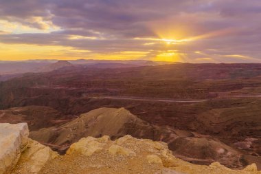 Yoash Dağı 'ndan güneş ışınları ve Mısır sınırıyla kış günbatımı manzarası. Massive Eilat Doğa Rezervi, Güney İsrail