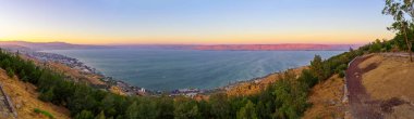 Batıdan Celile Denizi 'nin panoramik günbatımı manzarası. Kuzey İsrail