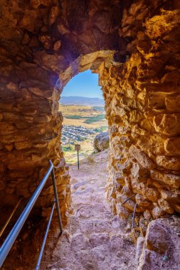 Arbel, İsrail - 16 Temmuz 2022: Uçurumdaki Osmanlı Kalesi 'nin kalıntıları ve Kuzey İsrail' deki Arbel Dağı Ulusal Parkı 'ndaki uyarı işareti