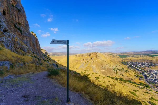 Arbel Israel July 2022 View Rocks Cliffs Footpath Directional Sign — Foto de Stock