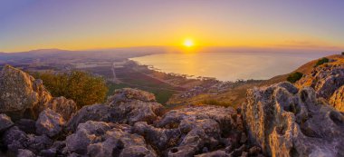 Arbel Dağı 'ndan (batı yakasından) Celile Denizi' nin panoramik gündoğumu manzarası. Kuzey İsrail