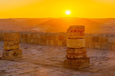 Negev Çölü, Güney İsrail, Nabataean şehri Avdat 'ta antik harabelerle gün batımı manzarası
