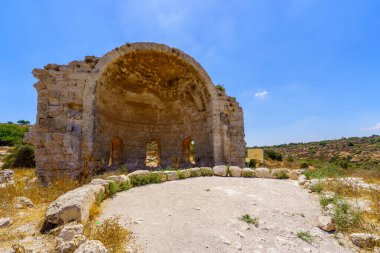 Bet Guvrin Ulusal Parkı 'ndaki St Anne Kilisesi' nin kalıntılarının görüntüsü.
