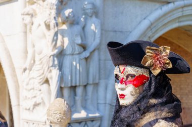 Venedik, İtalya - 01 Mart 2022 Geleneksel kostümlü kadın Riva degli Schiavoni rıhtımında Venedik Maskeli Karnavalı 'nın bir parçası, Veneto, İtalya