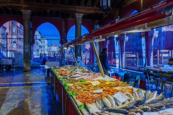 Venice Italy March 2022 Scene Rialto Market Seafood Sale Sellers — Stock Photo, Image