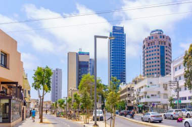 Tel Aviv, İsrail - 26 Mayıs 2022: Yehuda ha-Levi Caddesi manzarası, Tel-Aviv, İsrail 'deki çeşitli binalar, yerliler ve ziyaretçiler