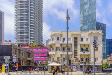 Tel Aviv, İsrail - 26 Mayıs 2022: Yehuda ha-Levi Caddesi manzarası, Tel-Aviv, İsrail 'deki çeşitli binalar, yerliler ve ziyaretçiler