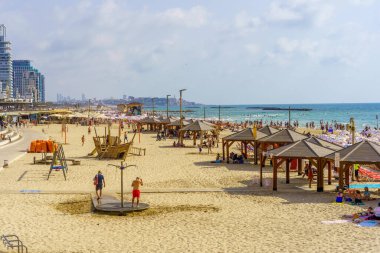Tel-Aviv, İsrail - 17 Haziran 2022: Tel-Aviv, İsrail 'de çeşitli etkinliklerde ziyaretçilerin bulunduğu plaj sahnesi