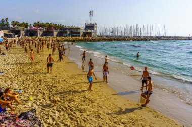 Tel-Aviv, İsrail - 17 Haziran 2022: Tel-Aviv, İsrail 'de çeşitli etkinliklerde ziyaretçilerin bulunduğu plaj sahnesi