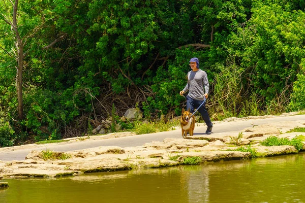 Tel Aviv Israel June 2022 Scene Yarkon Park Visitor Dog — Stockfoto