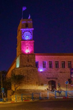 Güvenli, İsrail - 11 Eylül 2022: İsrail 'in Safed (Tzfat) kentindeki tarihi Saraya binasının gece manzarası. 1700 'lerin ortalarında Dhar Al-Omer tarafından inşa edildi.