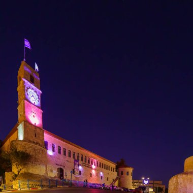 Güvenli, İsrail - 11 Eylül 2022: İsrail 'in Safed (Tzfat) kentindeki tarihi Saraya binasının gece manzarası. 1700 'lerin ortalarında Dhar Al-Omer tarafından inşa edildi.