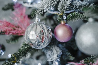 Noel ağacında Noel oyuncakları.