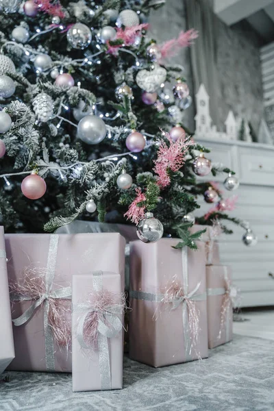 Pinkfarbene Weihnachtsgeschenke Unter Dem Baum Großaufnahme — Stockfoto
