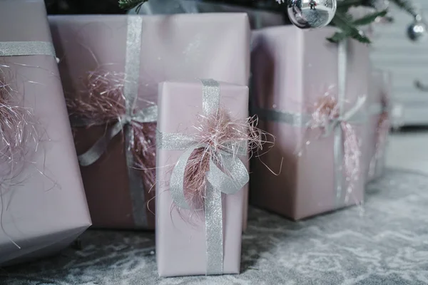 Pinkfarbene Weihnachtsgeschenke Unter Dem Baum Großaufnahme — Stockfoto