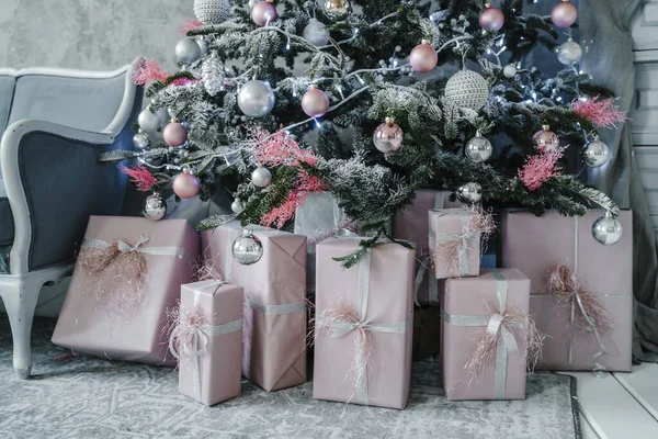 Regali Natale Rosa Sotto Albero Primo Piano — Foto Stock