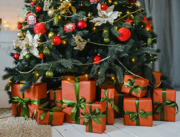 Muchos Regalos Rojos Bajo Árbol Navidad —  Fotos de Stock