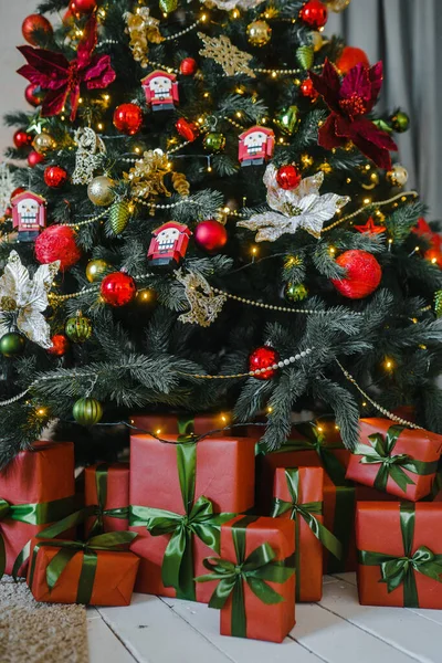 Viele Rote Geschenke Unterm Weihnachtsbaum — Stockfoto